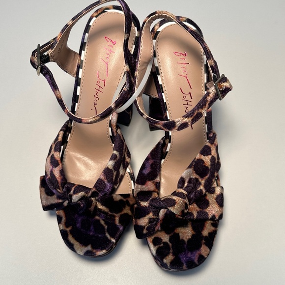 NWT Betsey Johnson Leopard Print Platform Block Heel Velvety Sandals Size 6M - Picture 3 of 6
